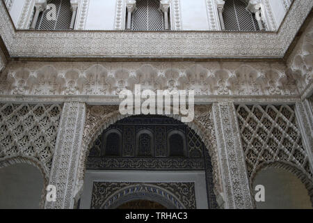 Spagna. Siviglia. Royal Alcazars. La bambola cortile. Stile mudéjar. Palazzo area privata. Il XIV secolo. Foto Stock