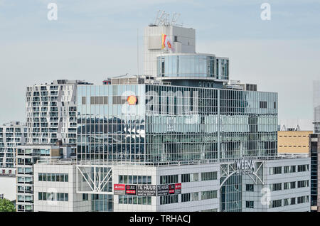 Rotterdam, Paesi Bassi, giugno 2, 2019: Vetro dello specchio sulla sezione superiore del Weena ufficio centrale edificio Foto Stock