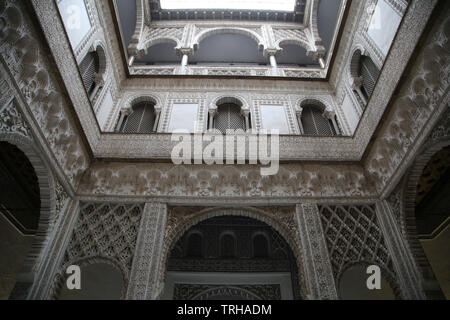 Spagna. Siviglia. Royal Alcazars. La bambola cortile. Stile mudéjar. Palazzo area privata. Il XIV secolo. Foto Stock