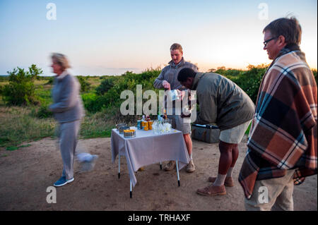 Turisti che si godono i cocktail della sera mentre su safari a Phinda Private Game Reserve, una proprietà andBeyond riserva naturale nella parte orientale del Sud Africa. Foto Stock