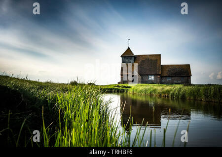 Chiesa inglese si riflette in via navigabile nel Kent Foto Stock