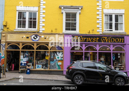 Negozi nel centro della città di Glastonbury, Somerset England Regno Unito Foto Stock