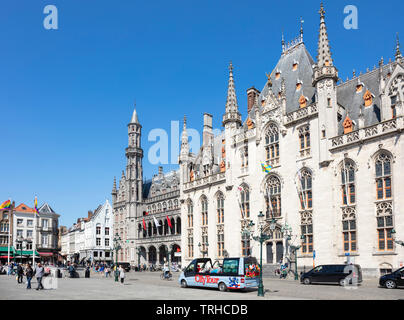 I turisti per girovagare per il mercato storico luogo oltrepassando il tribunale provinciale Provinciaal Hof in Markt centrale di Bruges Belgio UE Europa Foto Stock