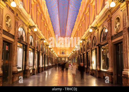 Le luci della sera in Bruxelles Galeries Royales Saint Hubert Royal Gallery di Saint Hubert St Hubert Gallery Bruxelles,Belgio UE Europa Foto Stock