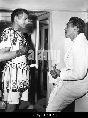 Laurence Olivier e Kirk Douglas spogliatoio candide Spartaco 1960 regista Stanley Kubrick sceneggiatura Dalton Trumbo romanzo Howard Veloce su Imposta cattura Bryna Productions / Universal Pictures Foto Stock