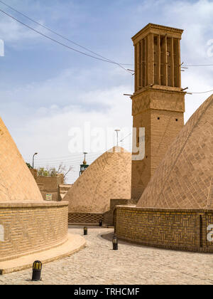 Torri del vento utilizzato per mantenere la comune acqua comunale raffreddare in Naein, Iran. Torri del vento o windcatchers, sono un tradizionale Persiano elemento architettonico t Foto Stock