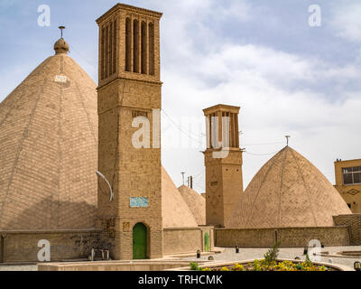 Torri del vento utilizzato per mantenere la comune acqua comunale raffreddare in Naein, Iran. Torri del vento o windcatchers, sono un tradizionale Persiano elemento architettonico t Foto Stock