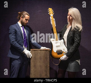 Bonhams, Londra, Regno Unito. Il 6 giugno 2019. George Harrison Futurama chitarra elettrica, c 1958, sul display a Bonhams memorabilia di intrattenimento vendita preview Knightsbridge in vendita il 12 giugno. Stima £ 200,000-300,000. Questo storicamente importante chitarra, che entra nella sua custodia originale (nella foto) abbellito con adesivi di Amburgo, non è mai stato visto sul mercato prima di; ha un impeccabile provenienza ed è estremamente ben documentati. Credito: Malcolm Park/Alamy Live News. Foto Stock