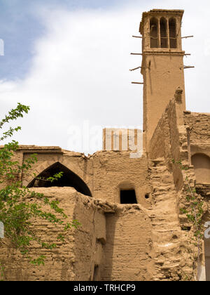 Torri del vento su una casa nella città vecchia di Nain, Iran. Torri del vento o windcatchers, sono un tradizionale Persiano elemento architettonico per creare naturale Foto Stock