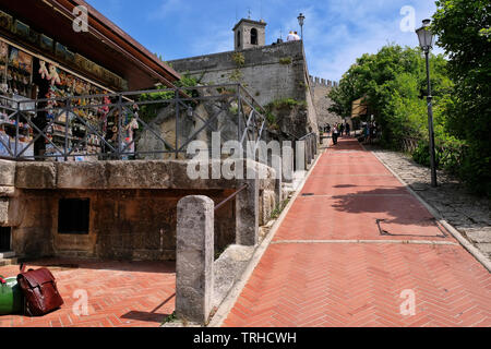 Ascesa verso le torri di San Marino Citta. Foto Stock