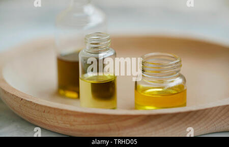 Aromaterapia. Naturale di piante officinali e aromatiche le bottiglie di olio, naturali estratti floreali e oli, oli naturali, medicina alternativa Foto Stock