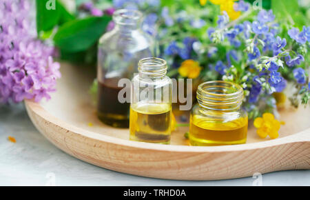 Aromaterapia. Naturale di piante officinali e aromatiche le bottiglie di olio, naturali estratti floreali e oli, oli naturali, medicina alternativa Foto Stock