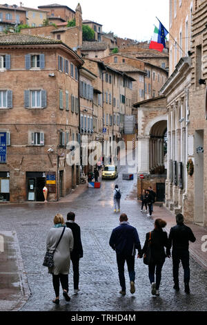 I passanti nella città universitaria di Urbino, provincia delle Marche, Italia. Foto Stock