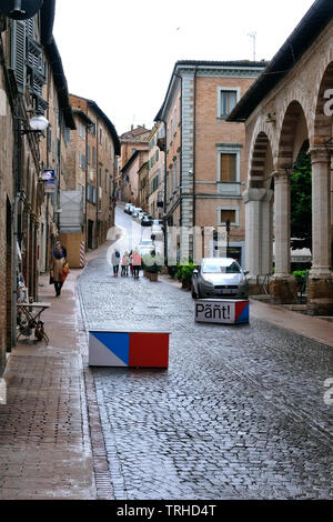 I passanti nella città universitaria di Urbino, provincia delle Marche, Italia. Foto Stock