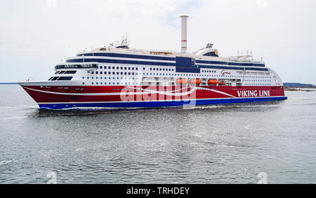 La Viking Line di trasporto passeggeri e di traghetto per auto Viking grazia con innovativo Flettner Rotore di Vela al di fuori Mariehamn isole Aaland Finlandia Foto Stock