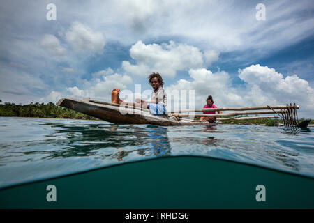 Le donne in canoa outrigger, tufi, Cape Nelson, Papua Nuova Guinea Foto Stock