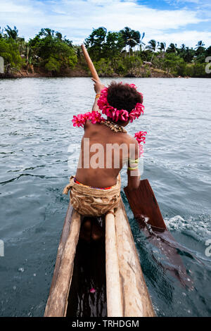 Kofure ragazza in canoa outrigger, tufi, Oro, provincia di Papua Nuova Guinea Foto Stock