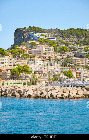 Port de Soller, pittoresco paesino situato ai piedi della Serra de Tramuntana, Maiorca, Spagna. Foto Stock