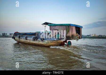 Can Tho, Vietnam - Marzo 28, 2019: mercato galleggiante nel Delta del Mekong. Imbarcazioni commerciali/fiume Mekong crociera. Foto Stock