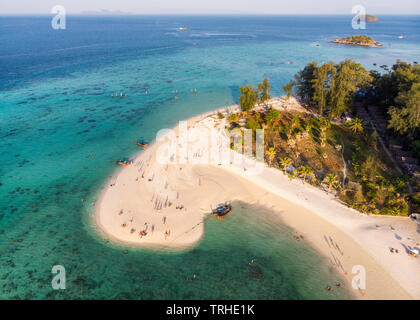 Vista aerea di turisti sulla spiaggia con barriera corallina in mare tropicale a Lipe island Foto Stock