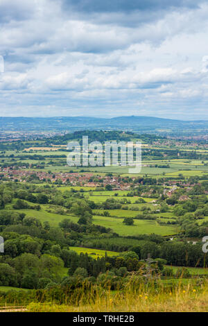 Una bella vista dalla collina Leckhampton in Cheltenham guardando verso scelte Hill e Gloucester City su un nuvoloso, breezy giorno di estate Foto Stock