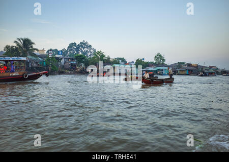 Can Tho, Vietnam - Marzo 27, 2019: mercato galleggiante nel Delta del Mekong. Imbarcazioni commerciali/fiume Mekong crociera. Case su palafitte sul fiume. Foto Stock