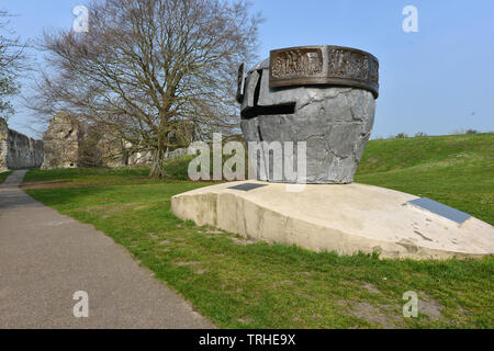 Battaglia di Lewes memorial, da Enzo Plazzotta, Lewes Priory rovine, East Sussex, Regno Unito Foto Stock