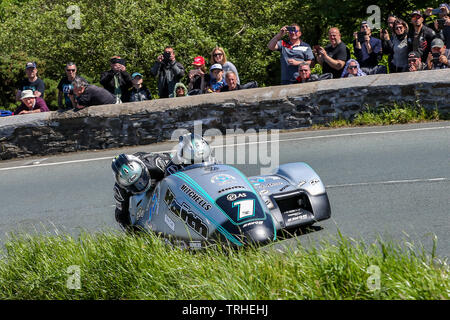 Douglas, Isola di Man Il 6 giugno, 2019. Ben Birchall/Tom Birchall (1) sul loro modo di vincere la individuare.im Sidecar classe gara 2 al 2019 Isle of Man TT (Tourist Trophy) Gare, alimentati da Monster Energy Douglas, ISOLA DI MAN - Giugno 06. Foto di David avvisatore acustico. Credito: prime immagini multimediali/Alamy Live News Foto Stock