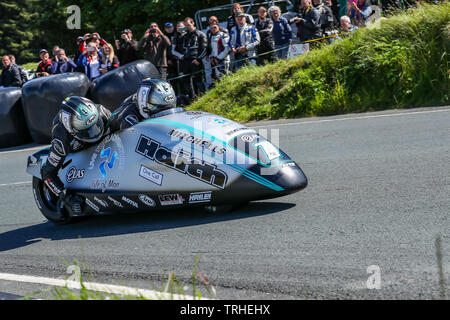 Douglas, Isola di Man Il 6 giugno, 2019. Ben Birchall/Tom Birchall (1) sul loro modo di vincere la individuare.im Sidecar classe gara 2 al 2019 Isle of Man TT (Tourist Trophy) Gare, alimentati da Monster Energy Douglas, ISOLA DI MAN - Giugno 06. Foto di David avvisatore acustico. Credito: prime immagini multimediali/Alamy Live News Foto Stock