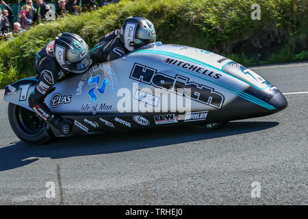 Douglas, Isola di Man Il 6 giugno, 2019. Ben Birchall/Tom Birchall (1) sul loro modo di vincere la individuare.im Sidecar classe gara 2 al 2019 Isle of Man TT (Tourist Trophy) Gare, alimentati da Monster Energy Douglas, ISOLA DI MAN - Giugno 06. Foto di David avvisatore acustico. Credito: prime immagini multimediali/Alamy Live News Foto Stock