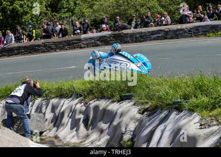 Douglas, Isola di Man Il 6 giugno, 2019. John Holden/Lee Caino (2) sul loro modo di finire secondi nel localizzare.im Sidecar classe gara 2 al 2019 Isle of Man TT (Tourist Trophy) Gare, alimentati da Monster Energy Douglas, ISOLA DI MAN - Giugno 06. Foto di David avvisatore acustico. Credito: prime immagini multimediali/Alamy Live News Foto Stock