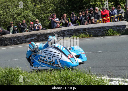 Douglas, Isola di Man Il 6 giugno, 2019. John Holden/Lee Caino (2) sul loro modo di finire secondi nel localizzare.im Sidecar classe gara 2 al 2019 Isle of Man TT (Tourist Trophy) Gare, alimentati da Monster Energy Douglas, ISOLA DI MAN - Giugno 06. Foto di David avvisatore acustico. Credito: prime immagini multimediali/Alamy Live News Foto Stock