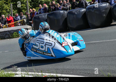 Douglas, Isola di Man Il 6 giugno, 2019. John Holden/Lee Caino (2) sul loro modo di finire secondi nel localizzare.im Sidecar classe gara 2 al 2019 Isle of Man TT (Tourist Trophy) Gare, alimentati da Monster Energy Douglas, ISOLA DI MAN - Giugno 06. Foto di David avvisatore acustico. Credito: prime immagini multimediali/Alamy Live News Foto Stock