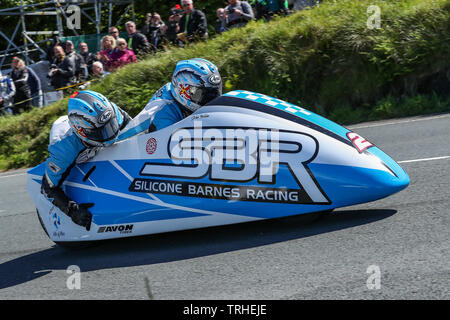 Douglas, Isola di Man Il 6 giugno, 2019. John Holden/Lee Caino (2) sul loro modo di finire secondi nel localizzare.im Sidecar classe gara 2 al 2019 Isle of Man TT (Tourist Trophy) Gare, alimentati da Monster Energy Douglas, ISOLA DI MAN - Giugno 06. Foto di David avvisatore acustico. Credito: prime immagini multimediali/Alamy Live News Foto Stock