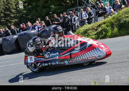 Douglas, Isola di Man Il 6 giugno, 2019. Estelle Leblond/Frank Claeys (11) in azione nel localizzare.im Sidecar classe gara 2 al 2019 Isle of Man TT (Tourist Trophy) Gare, alimentati da Monster Energy Douglas, ISOLA DI MAN - Giugno 06. Foto di David avvisatore acustico. Credito: prime immagini multimediali/Alamy Live News Foto Stock