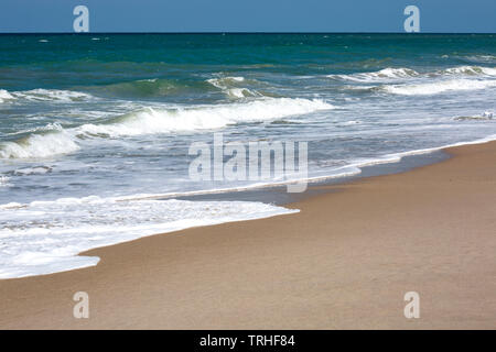 Lavaggio onde sulla battigia Foto Stock