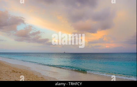 Seven Mile Beach nei Caraibi al tramonto, Grand Cayman, Isole Cayman Foto Stock