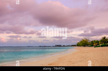 Seven Mile Beach nei Caraibi al tramonto, Grand Cayman, Isole Cayman Foto Stock