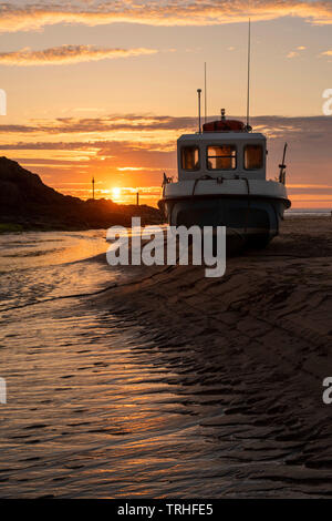 Tramonto sulla spiaggia a Bude sulla North Cornwall Coast Inghilterra, Regno Unito Foto Stock