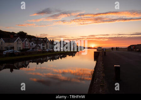 Tramonto sul Canal a Bude sulla North Cornwall Coast Inghilterra, Regno Unito Foto Stock