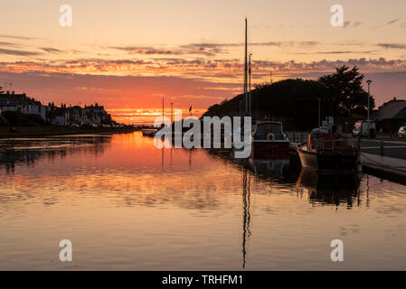 Tramonto sul Canal a Bude sulla North Cornwall Coast Inghilterra, Regno Unito Foto Stock