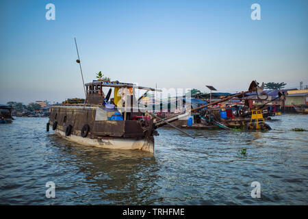 Can Tho, Vietnam - Marzo 28, 2019: mercato galleggiante nel Delta del Mekong. Imbarcazioni commerciali/fiume Mekong crociera. Foto Stock