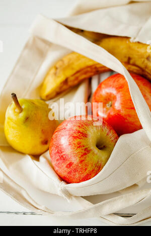 Rifiuti Zero, plastica riciclata senza produrre tessili in borsa per il trasporto di frutta (mela, pera e banana) o verdure Foto Stock