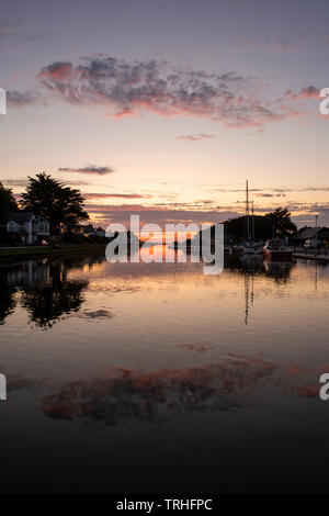 Tramonto sul Canal a Bude sulla North Cornwall Coast Inghilterra, Regno Unito Foto Stock