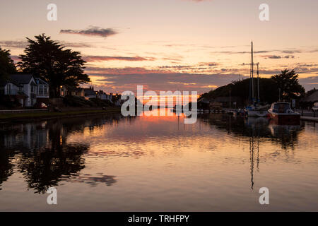 Tramonto sul Canal a Bude sulla North Cornwall Coast Inghilterra, Regno Unito Foto Stock