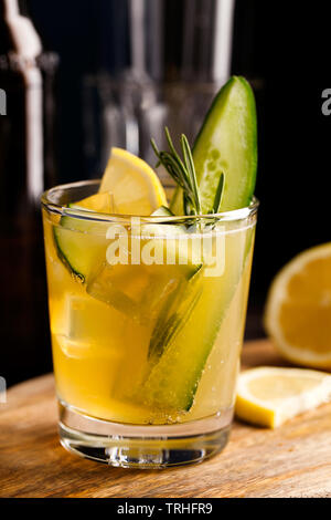 Organici freschi cocktail estivi fatti con lo zenzero acide la birra artigianale o al tè al Kombucha con il cetriolo e limone su sfondo di legno.Drink sul tavolo bar Foto Stock