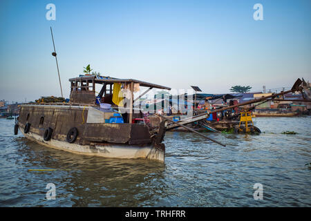 Can Tho, Vietnam - Marzo 28, 2019: mercato galleggiante nel Delta del Mekong. Imbarcazioni commerciali/fiume Mekong crociera. Foto Stock