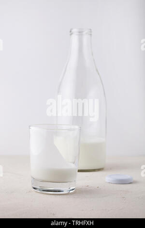 Fatti in casa freschi organici kefir(yogurt,ayran,lassi,prodotto latteo) per colazione in bottiglie di vetro su sfondo bianco.Indian freddo bevanda fermentata Foto Stock