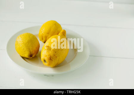 Alla moda di brutto organici di tre limoni forma insolita su sfondo bianco con copia spazio per il testo.acquistando prodotti imperfetto è un modo di trattare i rifiuti alimentari Foto Stock