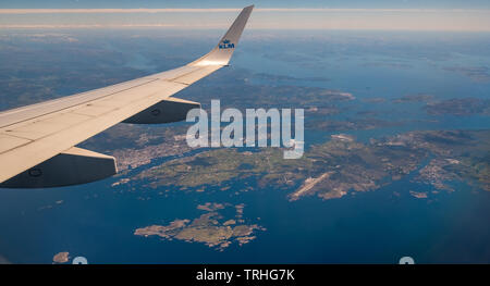 Approccio all'aeroporto di Bergen, vista sui fiordi di fiordi di Bergen, Blomsterdalen, Kokstad, Hordaland, Norvegia, Scandinavia, Europa, né, viaggi Foto Stock